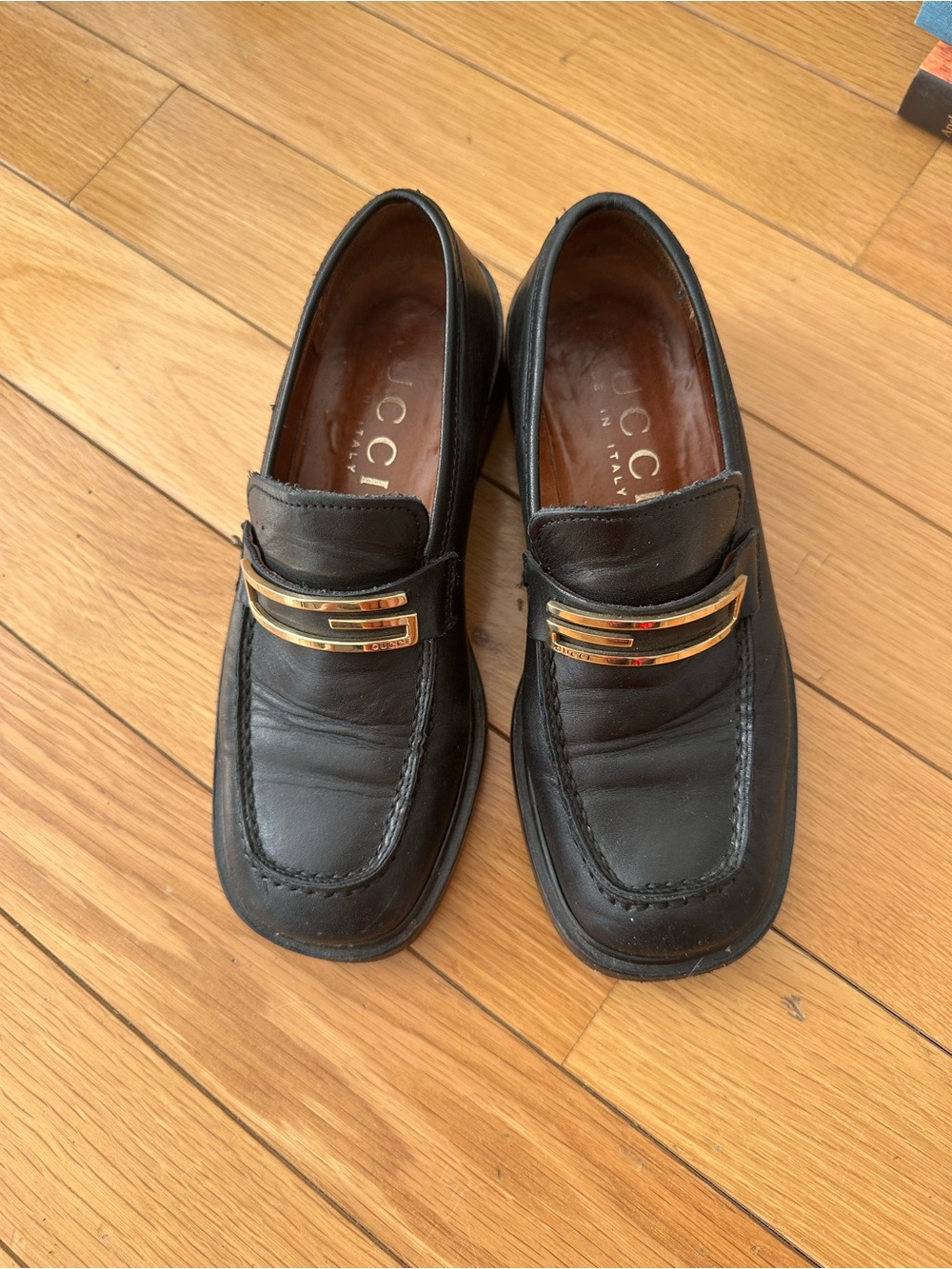 Gucci Black Leather Women's Loafers with Gold Logo - Picture 3 of 5